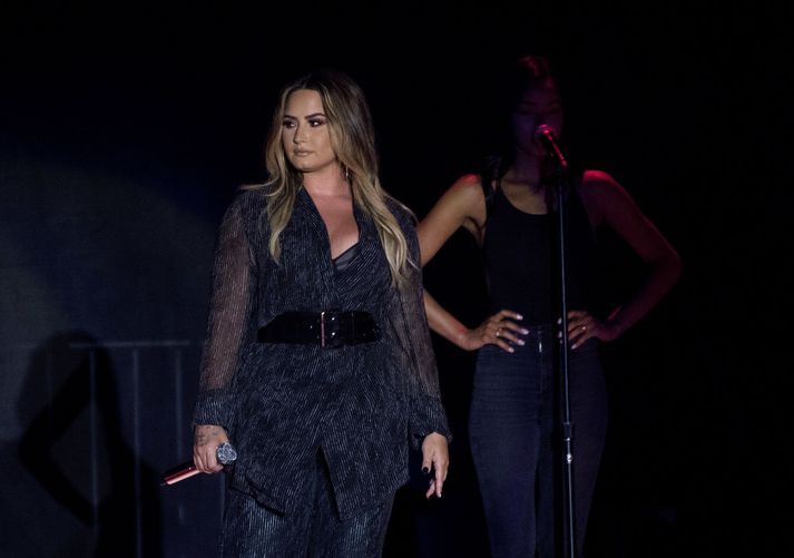 Demi Lovato er vöknuð og dvelur nú á sjúkrahúsi í Los Angeles.