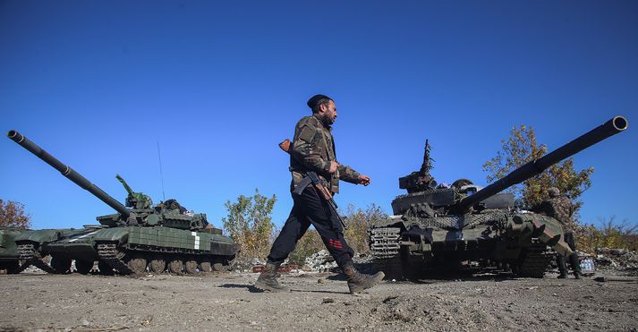 Aðskilnaðarsinnar halda því fram að þeir eigi að stjórna Debaltseve þar sem þeir hafi umkringt hann en herdeild stjórnarhersins er í sjálfum bænum og neitar að gefast upp.