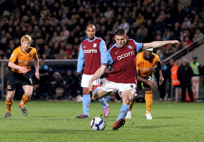 James Milner tekur vítaspyrnu í leik með Aston Villa.