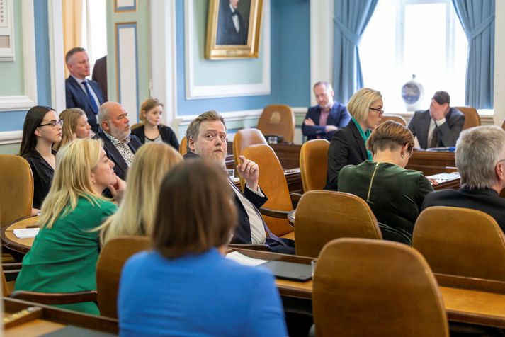 Miklar annir eru á Alþingi þessa dagana. Ný rammáætlun leit loksins dagsins ljós í dag og stefnt er að afgreiðslu hennar og tuga annarra mála fyrir þjóðhátíðardaginn 17. júní.