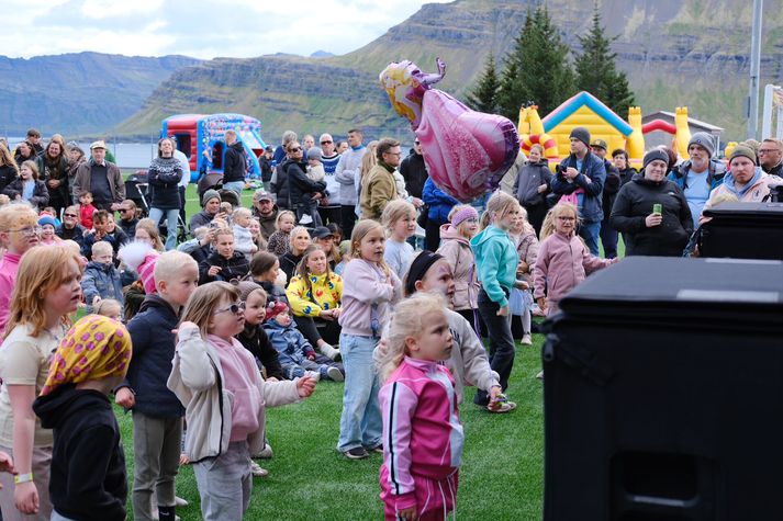 Fólk á öllum aldri sækir Neistaflug heim um helgina. Solla Stirða og Lína Langsokkur hafa skemmt ungu kynslóðinni.