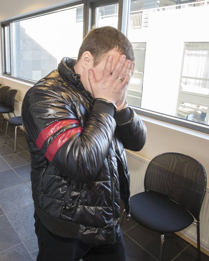 Algirdas Vysnauskas á leið í dómsal.