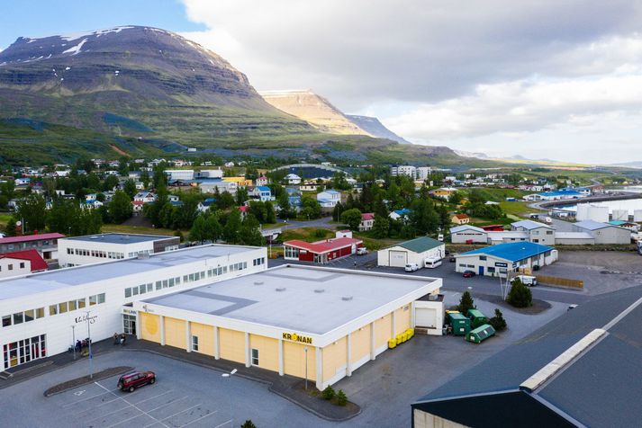 Skipið lagðist að bryggju í Reyðarfirði á laugardag. Staðfest er að tíu séu með COVID-19.