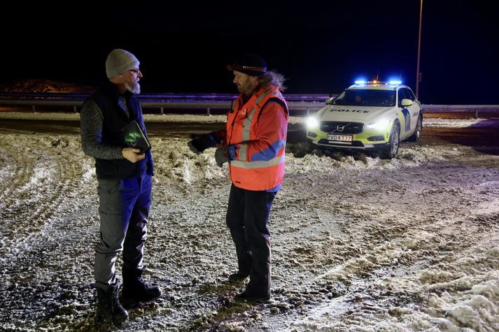 Jeden z turystów, którzy z powodu załamania pogody i zamknięcia Reykjanesbraut, stali przez wiele godzin w korku przy hucie Straumsvík. 