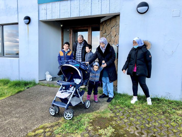 Khedr-fjölskyldan. Til stóð að vísa henni úr landi á miðvikudag en hún fékk dvalarleyfi hér á landi í dag. 