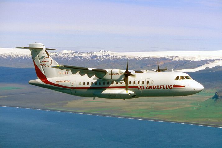 Flugvél Íslandsflugs, TF-ELK, af gerðinni ATR 42, á flugi undan suðurströnd Íslands sumarið 1998 þegar samkeppni ríkti á helstu leiðum innanlands. Mýrdalsjökull í baksýn og Eyjafjallajökull til vinstri. Framan við vélina sjást Sólheimajökull og Pétursey.