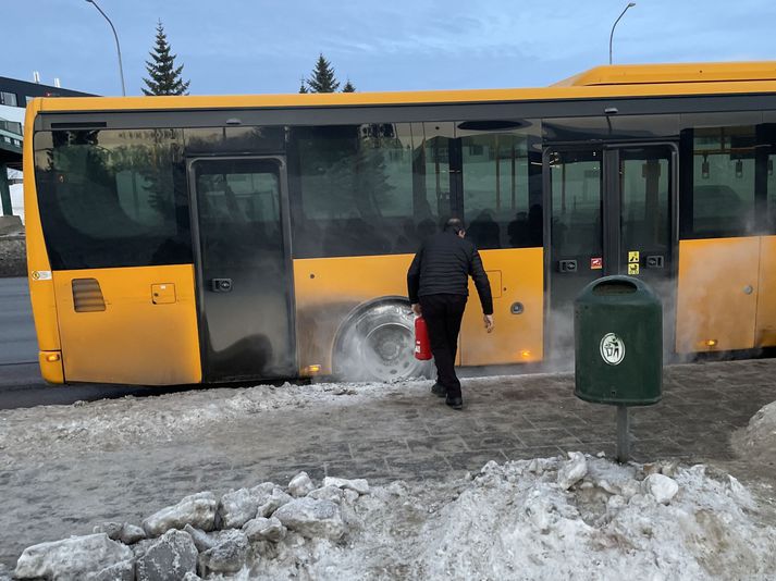 Hér má sjá strætóbílstjóra bregðast við.