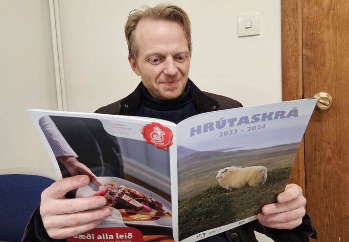 Eyþór Einarsson, sauðfjárræktarráðunautur hjá Ráðgjafarmiðstöð landbúnaðarins, sem gerir lítið annað þessa dagana en að skoða Hrútaskrána, sem var að koma út. Ritstjóri er Guðmundur Jóhannesson, ráðunautur.