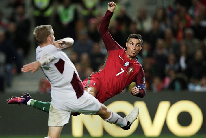Ronaldo skorar sitt annað mark og þriðja mark Portúgals.