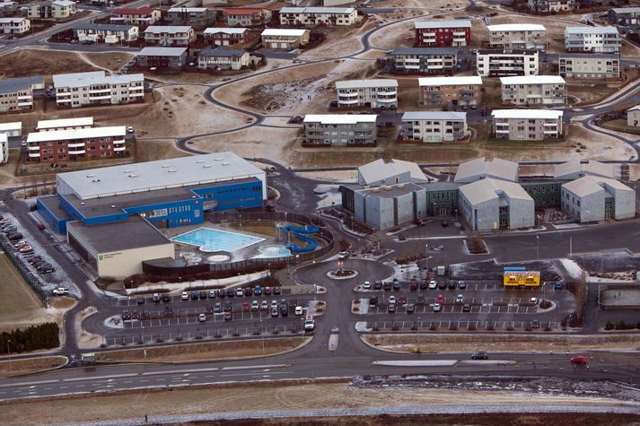 Foreldrar barna í Kópavogi voru ósáttir við að börn þeirra þurfi hugsanlega að vera í sundi á sama tíma og dæmdur barnaníðingur.