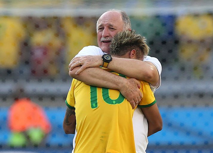 Scolari og Neymar fallast í faðma.
