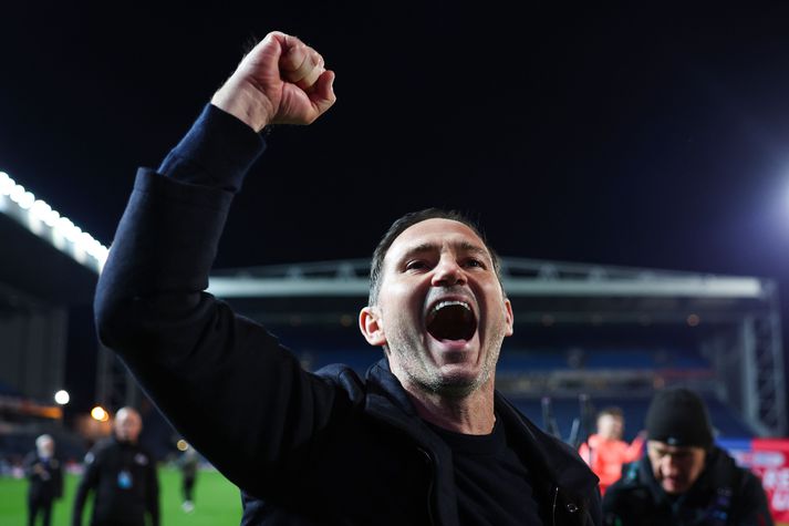 Frank Lampard, knattspyrnustjóri Coventry City, fagnar hér sæti í ensku úrvalsdeildinni eftir jafntefli á Ewood Park í kvöld.