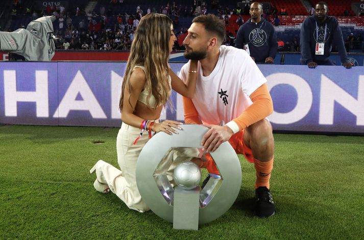 Gianluigi Donnarumma og Alessia Elefante fagna hér saman franska meistaratitlinum sem Paris Saint Germain vann í vor.