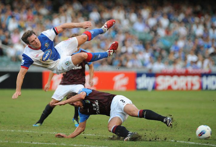 David Dunn fær væna flugferð frá Stephen Warnock í leiknum í morgun.
