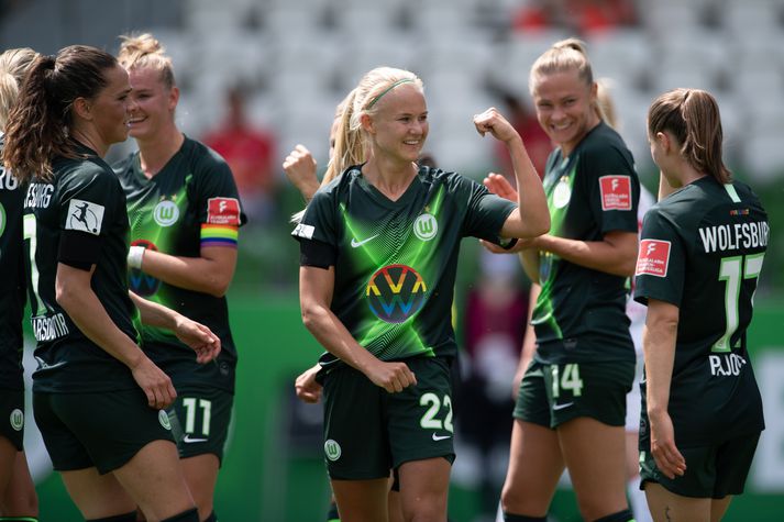 Sara Björk fagnar með Pernille Harder eftir að hún kom Wolfsburg í 1-0 með marki úr vítaspyrnu.