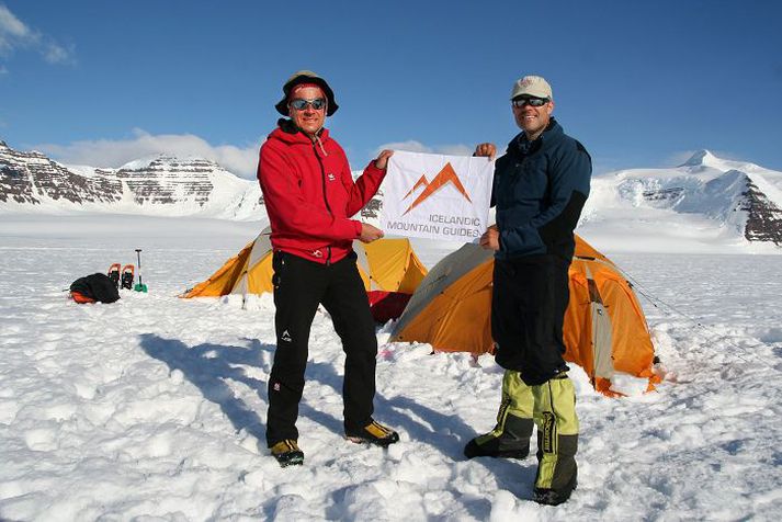 Einar Torfi Finnsson og John Bigham í leiðangri á Gunnbjörnsfjall, hæsta fjall Grænlands.