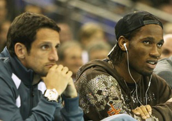 Drogba var flottur í tauinu á leiknum og situr hér við hlið Juliano Beletti félaga síns hjá Chelsea