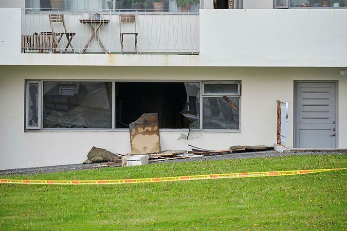 Eldurinn kviknaði í kjallara í blokk við Hjarðarhaga í Vesturbænum.