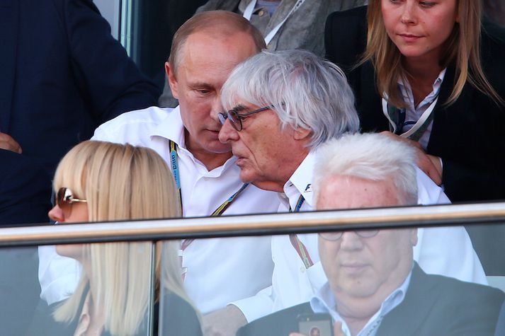 Valdimir Putin og Bernie Ecclestone skiptast á Formúluslúðri.