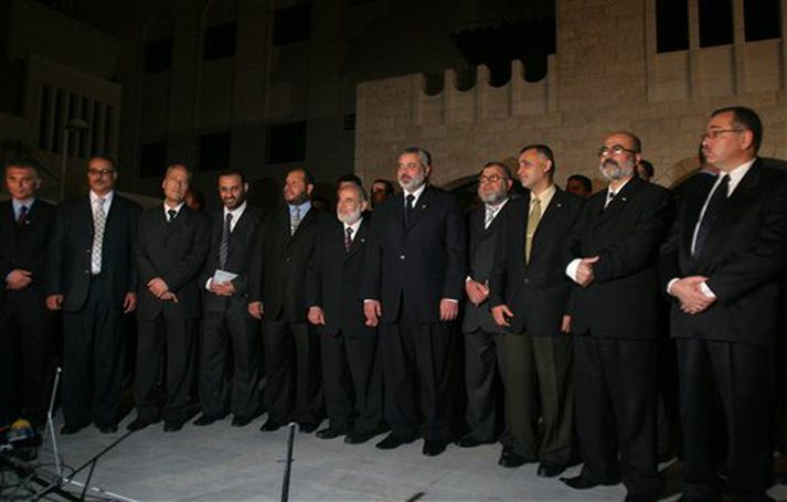 Þjóðstjórn Palestínu svarin í embætti í dag.