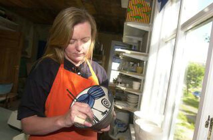 Ingu Elínu Kristinsdóttir á vinnustofu sinni í Mosfellsbæ