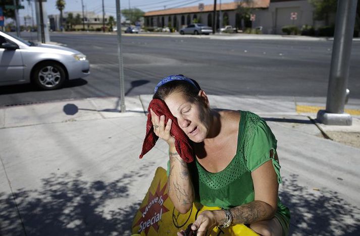 Miklir hitar voru í Las Vegas í Bandaríkjunum þann 1. júlí í sumar, þar sem þessi kona hafði þann starfa að standa úti á götuhorni með auglýsingaskilti.