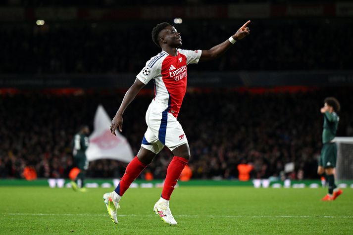 Bukayo Saka fagnar öðru marki sínu fyrir Arsenal í kvöld.