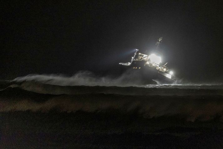 Varðskipið Freyja var í kvöld kallað út vegna grænlenska fiskiskipsins Masilik sem strandaði við Vatnsleysuströnd fyrr í kvöld.