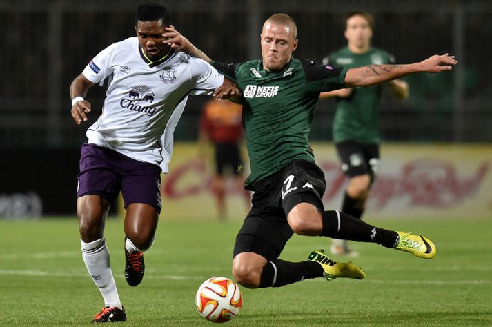 Ragnar Sigurðsson tæklar Samuel Eto'o í Evrópudeildarleik.