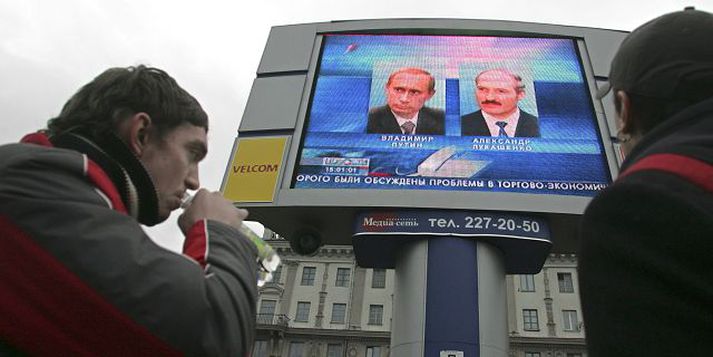 Málamiðlun? Minsk-búar horfa á risaskjá með frétt af viðræðum forsetanna Pútíns og Lúkasjenkos