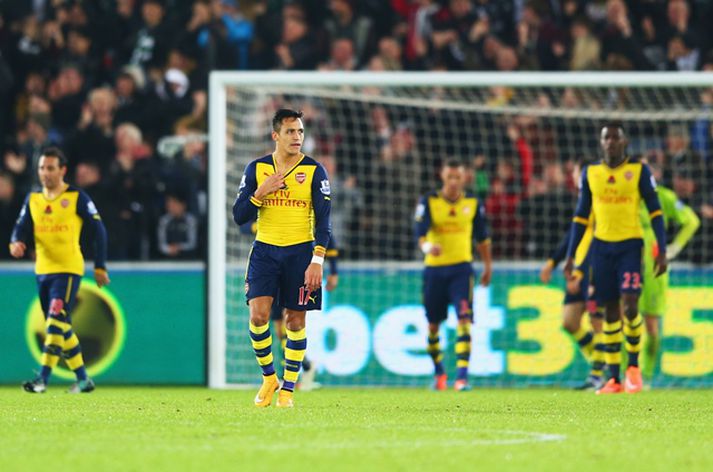 Leikmenn Arsenal voru niðurlútir eftir að hafa fengið á sig tvö mörk með skömmu millibili gegn Swansea í gær.