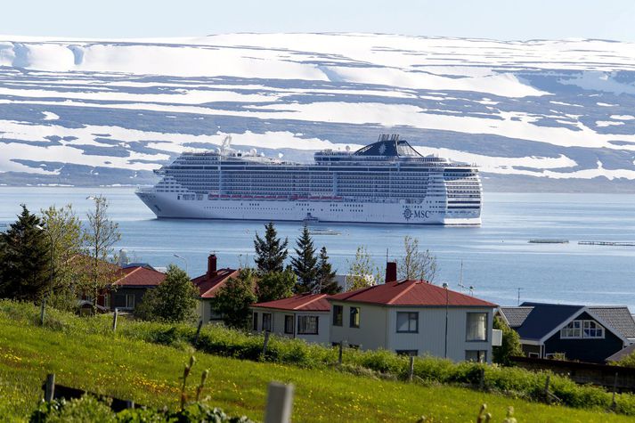 Skemmtiferðaskip á Ísafirði LC ráðgjöf ehf, sem vann verkefni vegna læsis skólabarna fyrir Illuga Gunnarsson menntamálaráðherra, ráðlagði á sama tíma Ragnheiði Elínu Árnadóttur ferðamálaráðherra um nýja ferðamálastefnu. Eigandi fyrirtækisins og annar starfsmaður er fyrrum þingmaður Sjálfstæðisflokksins.