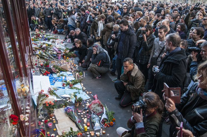 Fjöldi fólks kom saman fyrir utan veitingastaðinn Le Crillon í París þann 15. nóvember, tveimur dögum eftir sjálfsvígsárásirnar þar í borg, til að minnast hinna látnu.