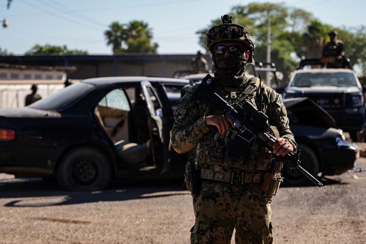 Mexíkóskir hermenn að störfum eftir að vopnaðir menn hófu skothríð á bílalest sjóhers landsins í Aguaruto í Culiacan.