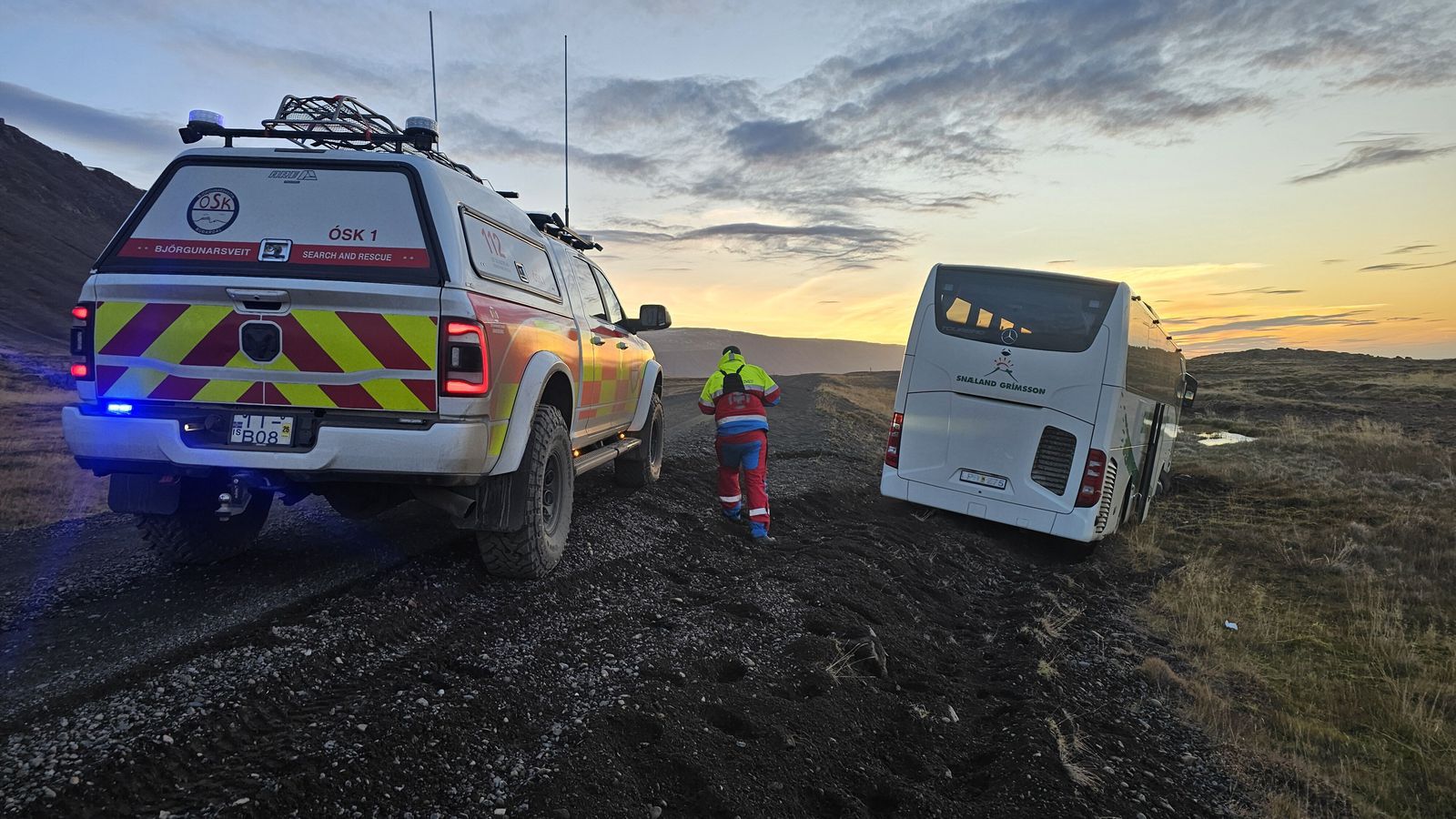 Ó­ljóst hvað olli því að rútan hafnaði utan vegar