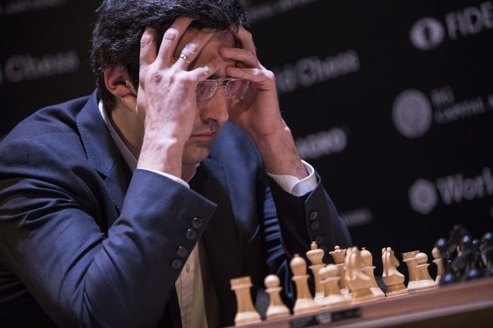 Vladímír Kramnik, sem var besti skákmaður heims á fyrsta áratug aldarinnar, hefur verið sakaður um að skjóta fyrst og spyrja svo með ásökunum um að nafngreindir menn svindli í netskák. Hann hefur aldrei lagt fram sannanir fyrir áskökunum sínum.