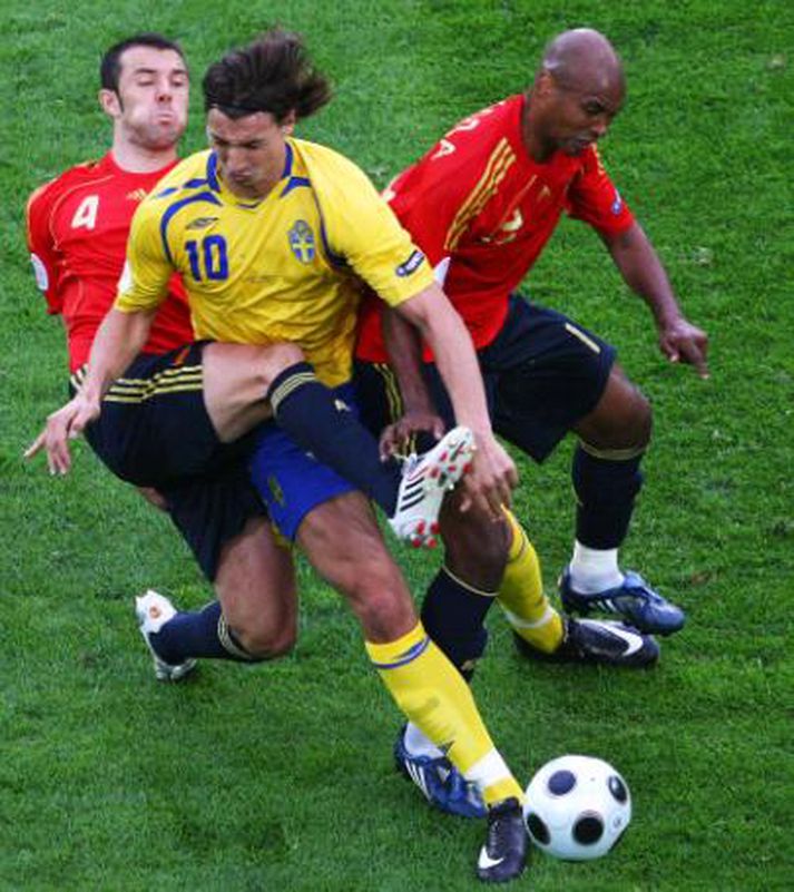 Zlatan Ibrahimovic í strangri gæslu.