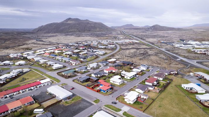Grindavík i widok na górę Þorbjörn