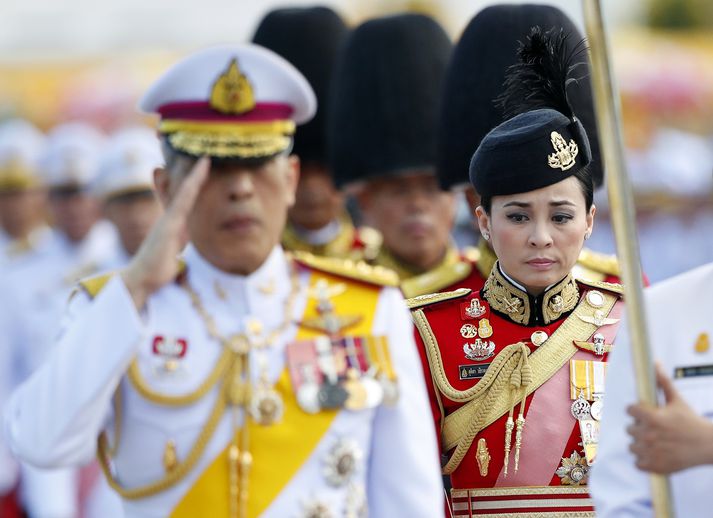 Maha Vajiralongkorn Taílandskonungur og Suthida í apríl síðastliðinn.