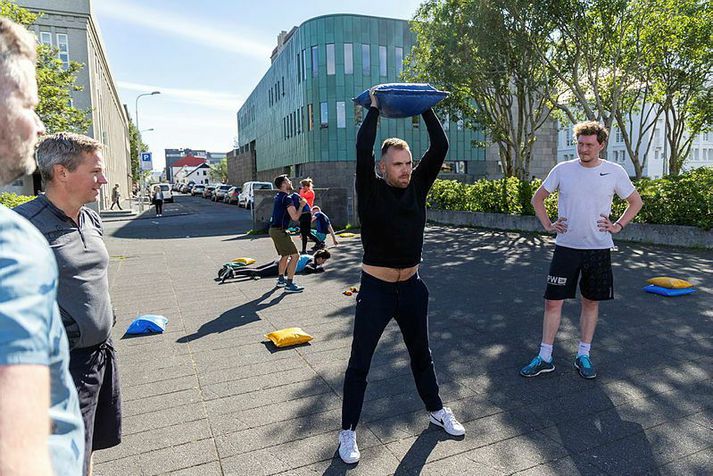 Það verður gott veður til líkamsræktar utandyra á morgun en svo má líka bara slaka á með góðan drykk í hönd. Hvað Davíð Tómas Tómasson körfuboltadómari, sem hér tekur á því í blíðu, gerir á morgun verður að koma í ljós.