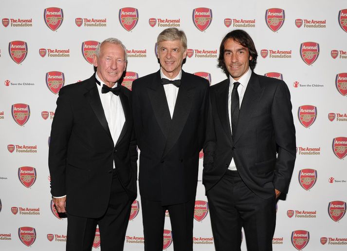 Bob Wilson lengst til vinstri, ásamt Arsene Wenger og Robert Pires