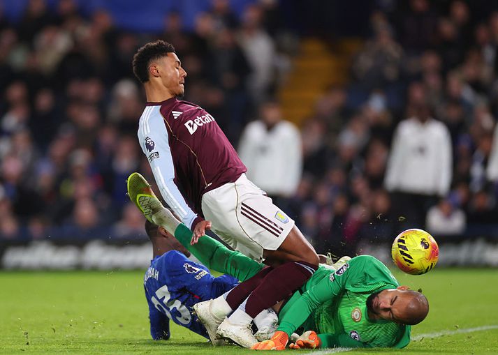 Ollie Watkins náði að koma boltanum í netið og jafna í 1-1.