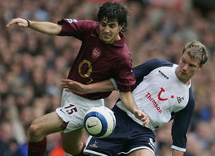 Francesc Fabregas og Jermaine Jenas í baráttunni um boltann á White Hart Lane í dag.
