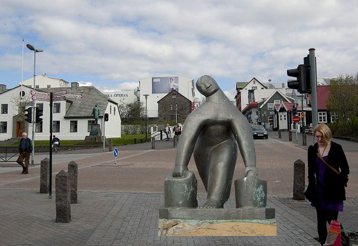 Vatnsberinn í Austurstræti „Þar sem borgarstjóri hefur bæði óskað eftir styttu af konu í miðbæinn og lýst yfir áhuga á að færa Vatnsberann má hér alla vega slá þrjár flugur í einu höggi,“ segir í greinargerð umhverfis- og samgöngusviðs borgarinnar.Samsett mynd/Vilhelm