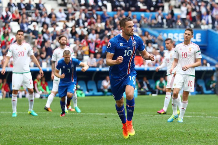 Gylfi Þór Sigurðsson fagnar markinu sínu.