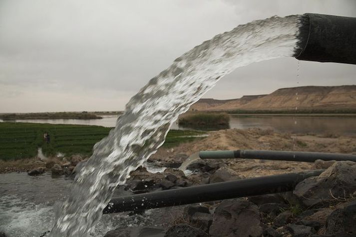 Munur á gæðum stærri og minni vatnsveitna skýrist af miklum fjölda lítilla einkaveitna til sveita, þar sem frágangi vatnsbóla er enn ábótavant.