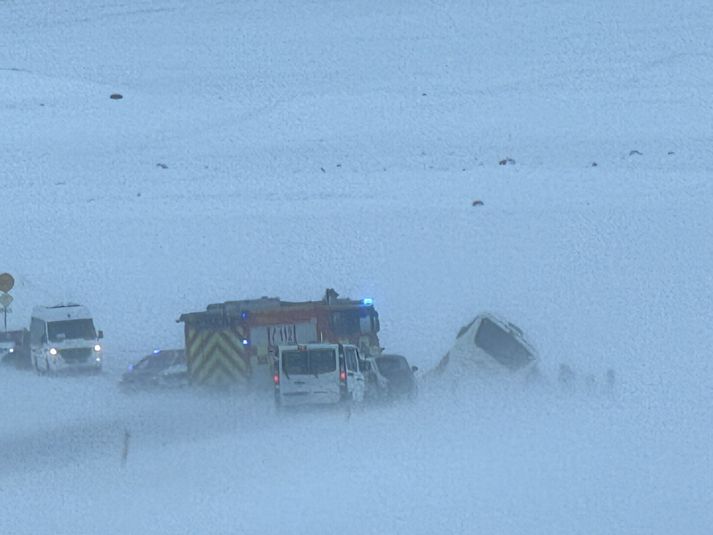 Svo virðist sem rúta hafi hafnað utan vegar á Þingvallavegi.