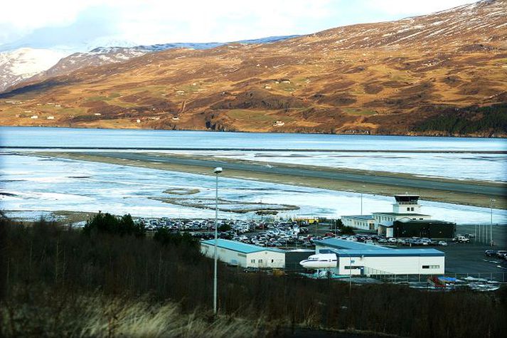 Akureyarflugvöllur
Lenging senm gerð var á flugbraut sögð nýtast betur með stærri flugstöð.