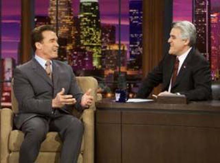 Jay Leno ræðir hér við Arnold Schwarzenegger í þætti sínum.