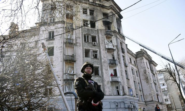 Skemmd íbúablokk í úthverfi Kyiv í kjölfar loftárása í vikunni. 